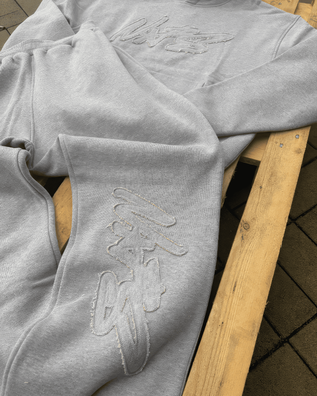 NOFS Hoodie™ + GRATIS Joggers - LOUVELLI